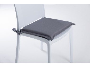 Ingrandimento sedia con cuscino con laccetti grigi